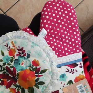 Pioneer women oven mitten